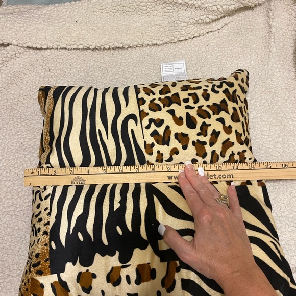 Throw Pillows Set of 3 Animal Print EUC - Picture 10 of 14